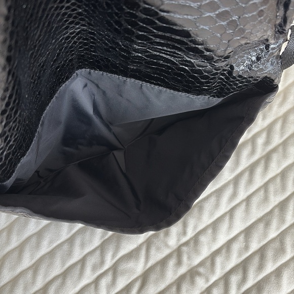 NWT Lesportsac Black Crossbody Shoulder Bag with Snakeskin Textured Fabric - Picture 6 of 9